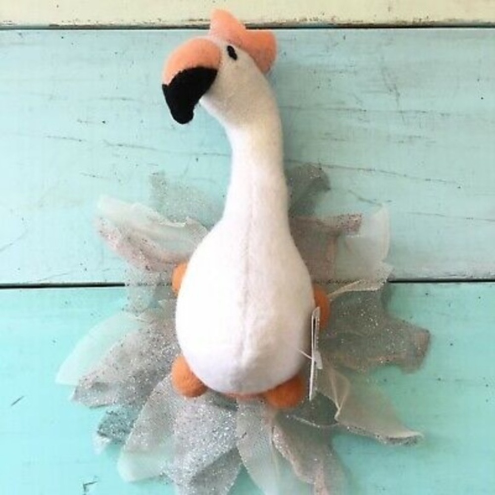 PIER ONE FELTED SWAN MAGNET MOUNT